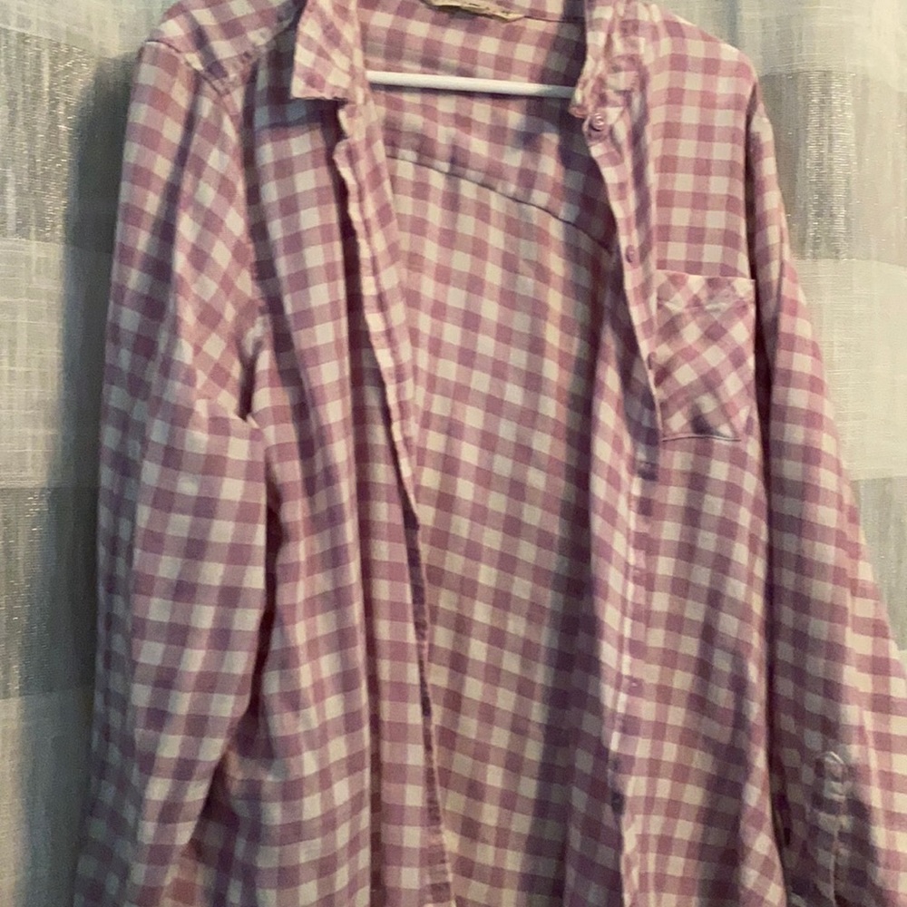 Women’s long sleeve plaid top.